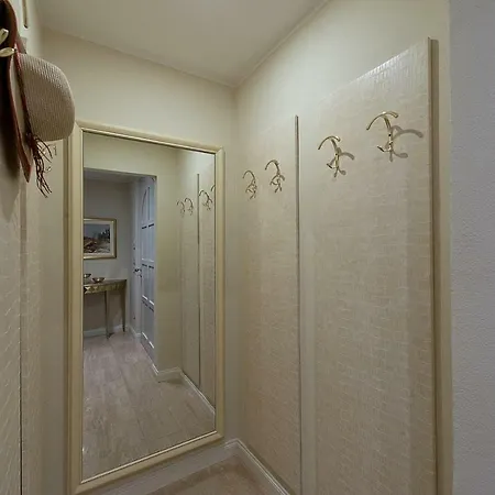 Sleeps 10 Air Con Wifi Villa