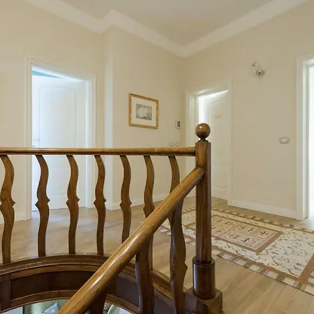 Villa Sleeps 10 Air Con Wifi Baveno